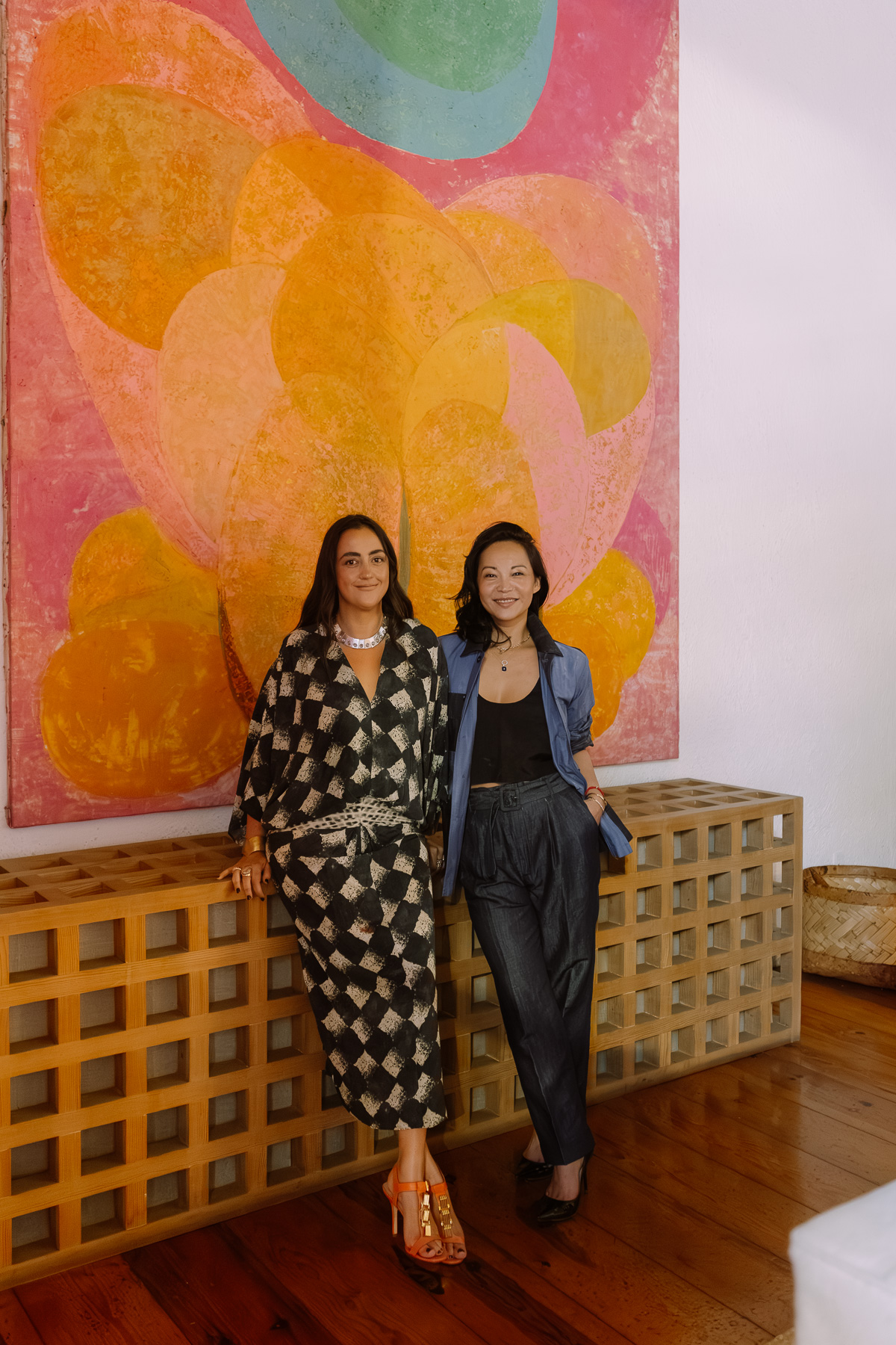 Two guests in front of a colorful painting